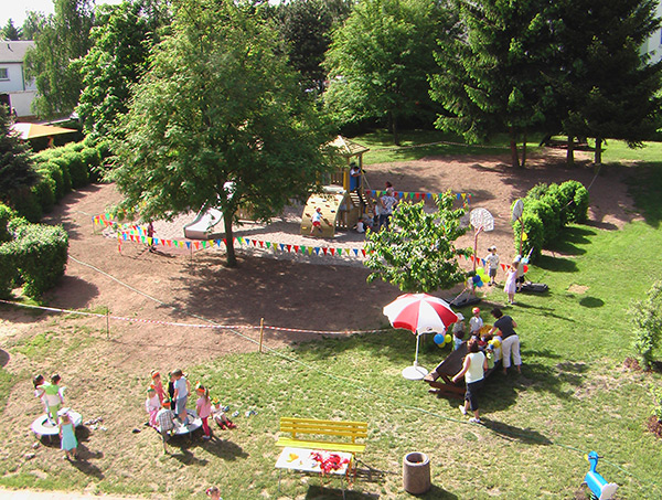 Das Außengelände der Kita mit Spielplatz